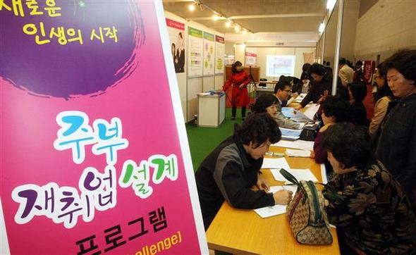 경제위기가 깊어지고 있는 2009년 벽두, 여성 일자리를 창출함과 동시에 성평등 정책을 강화해야 한다는 목소리가 높다. 지난해 11월 광주광역시에서 열린 여성취업·창업박람회에서 주부들이 재취업 상담을 하고 있다. 광주/연합뉴스 경제위기가 깊어지고 있는 2009년 벽두, 여성 일자리를 창출함과 동시에 성평등 정책을 강화해야 한다는 목소리가 높다. 지난해 11월 광주광역시에서 열린 여성취업·창업박람회에서 주부들이 재취업 상담을 하고 있다. 광주/연합뉴스