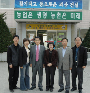 저마다 과제를 정해 연구한 농업기술 현장 사례를 모아 논문집을 낸 괴산농업기술센터 황용하(왼쪽 두번째) 소장과 직원들이 지난 12일 발표회를 마치고 함께 했다. 괴산 농업기술센터 제공