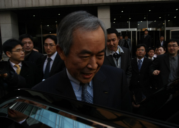 이구택 포스코 회장이 15일 오후 서울 여의도 증권거래소에서 열린 ‘포스코 2009 CEO 포럼’에서 사퇴 의사를 밝힌 뒤 회의장을 떠나고 있다. 이종근 기자 <A href="mailto:root2@hani.co.kr">root2@hani.co.kr</A> 이구택 포스코 회장이 15일 오후 서울 여의도 증권거래소에서 열린 ‘포스코 2009 CEO 포럼’에서 사퇴 의사를 밝힌 뒤 회의장을 떠나고 있다. 이종근 기자 <A href="mailto:root2@hani.co.kr">root2@hani.co.kr</A>