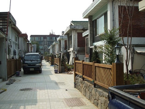 인천 서구의 한 주택가 골목이 그린파킹을 한 뒤 정감있는 골목(아래)으로 변했다. 울산 남구청 제공