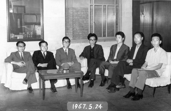 1967년 5월 소설 <분지> 필화사건으로 기소된 작가 남정현씨의 결심공판을 마치고 변호인단과 문인들이 한자리에 모였다. 왼쪽부터 특별변호인 안수길, 이항녕, 필자, 남정현, 박용숙, 표문태, 최인훈씨.