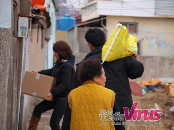 희나리 회원들은 집집마다 들어가 생필품을 나눠주었다. ⓒ 문효만 기자 jihachel@hotmail.com