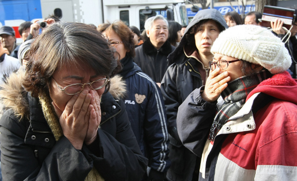 철거민 가족들이 20일 오후 서울 용산구 한강로2가 참사 현장을 지켜보다 통곡하고 있다.  이종근 기자 <A href="mailto:root2@hani.co.kr">root2@hani.co.kr</A>