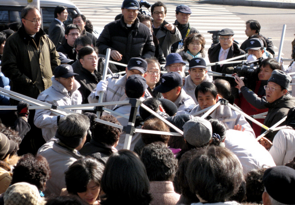 20일 오전 수원 경기도청 앞에서 미산골프장 승인 백지화를 요구하는 시민대책위원회 회원들이 6일째 밤샘 노숙 농성을 벌이는 신부 등을 위해 천막 설치에 나서자 경기도청 청원경찰들이 이를 봉쇄하면서 충돌이 빚어졌다. 홍용덕 기자 <A href="mailto:ydhong@hani.co.kr">ydhong@hani.co.kr</A>