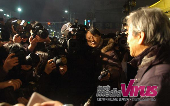 조세희 작가에게 많은 취재진이 몰려있다  ⓒ 인터넷뉴스 바이러스