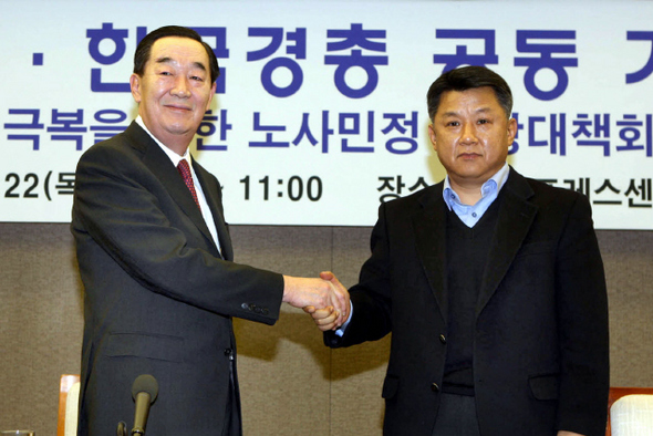 이수영 경총 회장(왼쪽)과 장석춘 한국노총 위원장이 22일 서울 중구 프레스센터에서 ‘경제위기 극복을 위한 노·사·민·정 비상대책회의’를 제안하는 기자회견을 마친 뒤 악수하고 있다. 정용일 기자 yongil@hani.co.kr