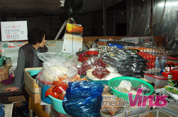 40년 간 신용산시장에서 식료품상점을 운영하신 할머니  ⓒ 인터넷뉴스 바이러스