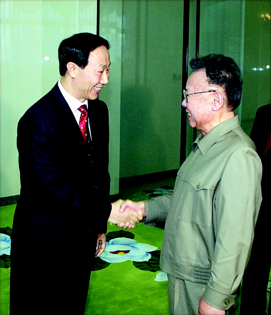 <b>건강이상설 뒤 첫 외빈 접견</b> 김정일 북한 국방위원장이 23일 평양을 방문 중인 왕자루이 중국 공산당 대외연락부장을 접견해 악수하고 있다. 김위원장의 외국 인사 접견은 지난해 와병설 이후 처음이다. AP 연합
