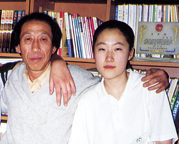 2000년쯤 집에서 나란히 앉은 단병호(왼쪽) 전 의원과 단정려씨 부녀. 어릴 때 집회 현장에서 찍은 사진 말고는 유일한 가족사진으로 할머니가 찍어준 것이다. <한겨레> 자료사진