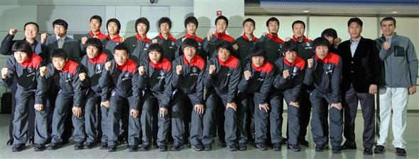 <b>“이란 깨고 오겠습니다” </b>  7회 연속 월드컵 본선 진출을 노리며 이란 원정길에 오르는 한국 축구대표팀 선수단이 29일 인천국제공항 출국장에서 선전을 다짐하는 구호를 외치고 있다.   인천공항/연합뉴스