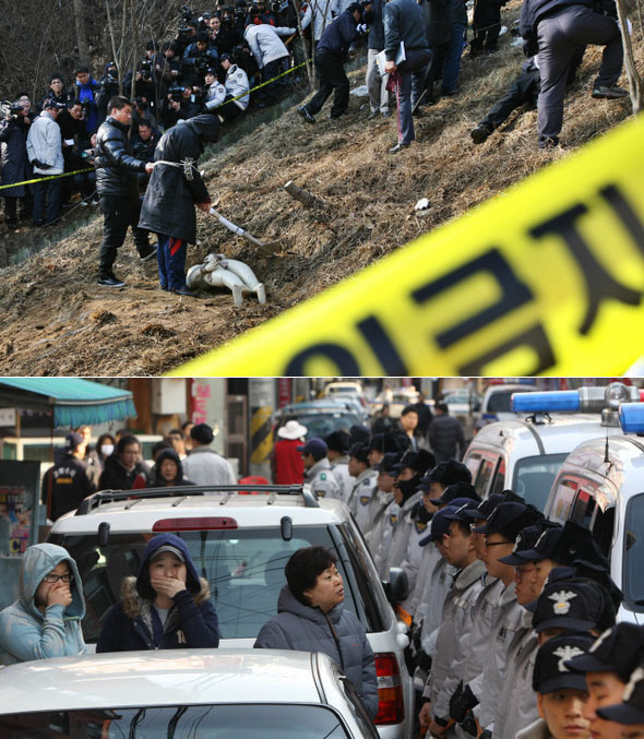 경기 서남부 연쇄살인 용의자 강아무개씨가 1일 오전 경기 화성 비봉면 자안리 39번 국도 주변에서 열린 현장검증에서, 2006년 12월 배아무개씨를 살해한 뒤 주검을 유기하는 모습을 재연하고 있다.(위) 강씨가 배씨를 유인해 차에 태운 경기 군포 금정동 먹자골목에서 현장검증을 지켜보던 시민들이 입을 가린채 놀란 표정을 짓고 있다.  화성·군포/김봉규 기자 bong9@hani.co.kr