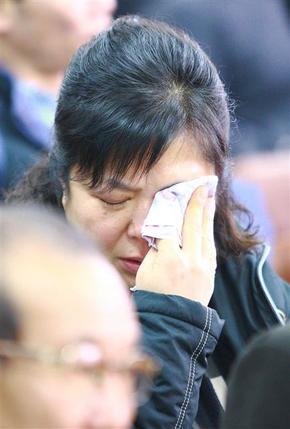 지난 30일 울산 앞바다에서 통신이 끊긴 뒤 실종된 트롤어선 영진호 선원의 한 가족이 1일 울산 동구 방어동 울산수협에서 수색 상황에 대한 해경의 설명을 들으며 눈물을 흘리고 있다.  울산/연합뉴스