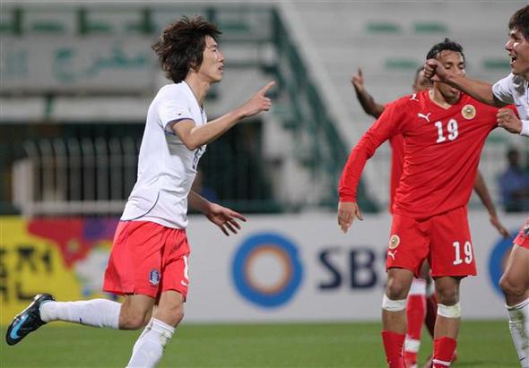  한국축구대표팀 김정우(왼쪽)가 4일 아랍에미리트연합 두바이 알 막툼 스타디움에서 열린 바레인과의 평가전 후반 34분 1-1 동점골을 성공시킨 뒤 김동진과 환호하고 있다. 두바이/연합뉴스