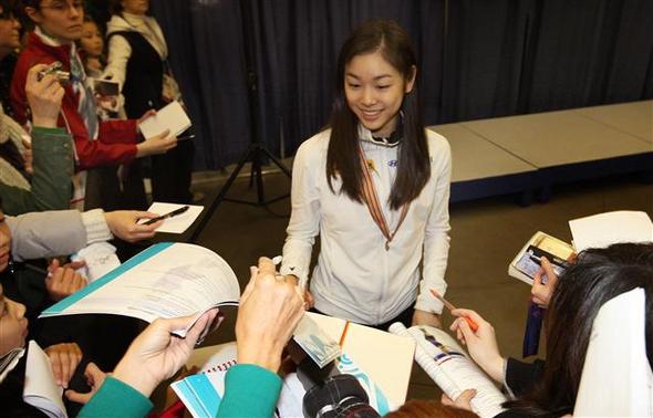 4대륙 피겨선수권대회에서 우승한 김연아가 8일(한국시각) 캐나다 밴쿠버 퍼시픽 콜리시움에서 프리스케이팅 메달 시상식을 마친 뒤 팬들에게 사인을 해주고 있다. 밴쿠버/연합뉴스