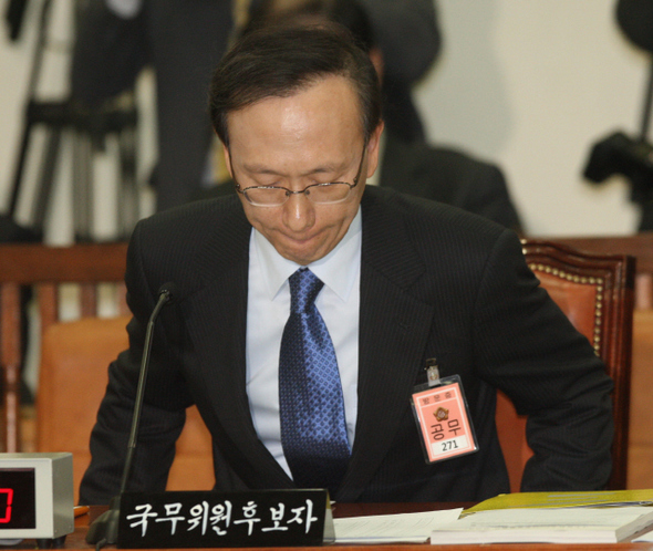 현인택 통일부 장관 후보자가 9일 오전 국회 외교통상통일위원회 인사청문회에 참석해 긴장된 표정으로 자리에 앉고 있다. 강창광 기자 chang@hani.co.kr