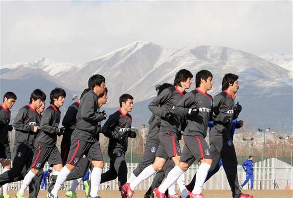 <b>결전 D-1</b> 축구대표팀이 8일(현지시각) 눈덮인 알보르즈산맥이 보이는 이란 테헤란의 해발 1200m에 위치한 아자디스타디움 인근 이란 축구대표팀 트레이닝센터에서 달리기로 몸을 풀고 있다.  테헤란/연합뉴스