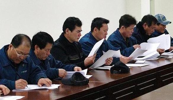 현대미포조선의 사내 하청업체였던 용인기업의 해직자 28명이 9일 현대미포조선에 첫 출근해 입사 관련 서류를 살펴보고 있다. 울산/연합뉴스