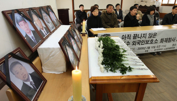  여수 외국인보호소 화재참사 피해자인 왕정해(오른쪽 세번째)씨와 외국인이주노동운동협의회 회원들이 참사 2주기를 하루 앞둔 10일 오전, 서울 충정로 외국인이주노동협의회 강당에서 희생자들의 영정에 헌화한 뒤, 참사 뒤 겪고 있는 장애와 취업비자 발급 등에 대한 대책을 마련할 것을 촉구하고 있다. 김태형 기자 <A href="mailto:xogud555@hani.co.kr">xogud555@hani.co.kr</A>