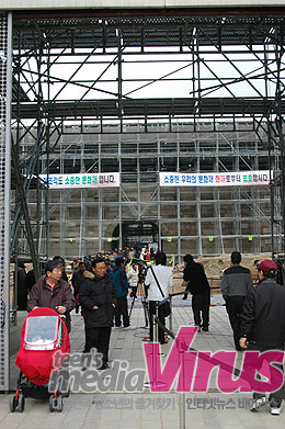 철골에 둘러싸인 숭례문을 시민들이 통과하고 있다.  ⓒ 인터넷뉴스 바이러스
