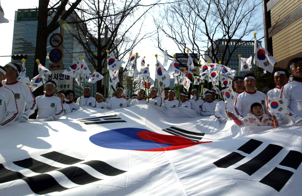 3·1운동 90주년을 앞두고 그동안의 관성화된 민족주의적 시각에서 벗어나 3·1운동의 다양한 주체와 기억의 문제에 천착하는 학문적 움직임이 활발하다. 2005년 서울 광화문 들머리에서 열린 3·1운동 기념행사의 모습.  김봉규 기자 <A href="mailto:bong9@hani.co.kr">bong9@hani.co.kr</A>