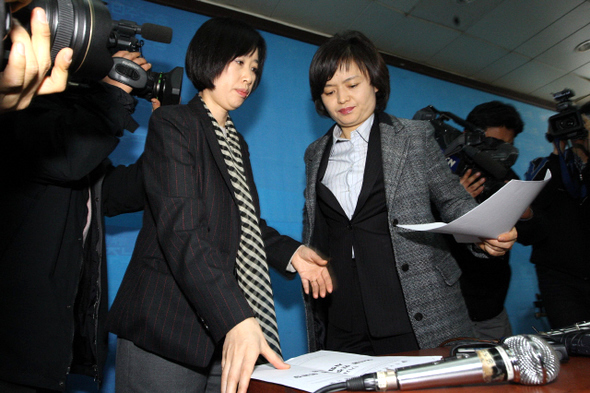 진영옥 전국민주노동조합총연맹 위원장 직무대행(오른쪽)이 지난 9일 서울 영등포구 민주노총 회의실에서 간부의 성폭력 사건과 관련해 이석행 위원장 등 지도부가 총사퇴한다고 밝히는 기자회견을 마친 뒤 회의실을 나가고 있다. 신소영 기자 viator@hani.co.kr