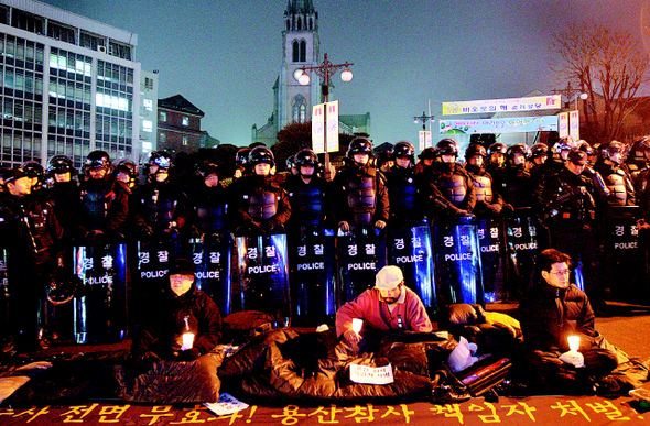 이명박정권 용산철거민 살인진압 범국민대책위원회 대표자들이 11일 밤 서울 명동성당 들머리에서 용산참사 진실규명과 책임자 처벌등을 요구하며 촛불 농성을 하고 있다. 탁기형 선임기자 khtak@hani.co.kr