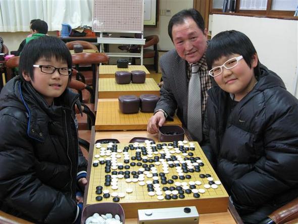 조상연 교감은 “입시 맞춤형 공부에 길들여지기 쉬운 중ㆍ고교생들이 바둑을 취미로라도 배우면서 집중력, 사고력, 문제해결력 등을 키워갔으면 좋겠다”고 했다. 왼쪽부터 김승훈군, 조상연 교감, 김남중군.