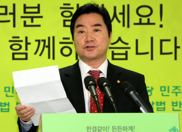 이석현 민주당 의원이 15일 오전 서울 여의도 당사에서 “검찰이 용산참사의 화재책임을 철거민에게 떠넘기려고 화재 발생지점에 관한 피의자(철거민)의 진술을 왜곡했다”고 말하고 있다.  강재훈 선임기자 <A href="mailto:klhan@hani.co.kr">klhan@hani.co.kr</A>