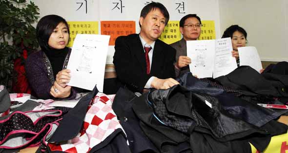  ‘학교를 사랑하는 학부모 모임’ 회원들이 16일 오전 서울 종로구 사무실에서 “대형 교복업체 매장에서 짝퉁 교복을 구매했다”며 해당 교복을 공개하고 있다.  신소영 기자 viator@hani.co.kr