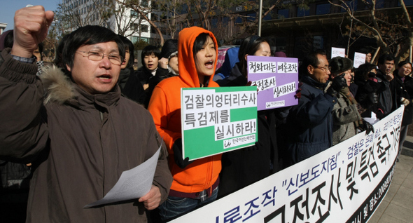 민생민주국민회의 소속 단체 회원들이 16일 오전 서울 여의도 국회 앞에서 ‘용산 참사와 청와대 여론조작 사건에 대한 국정조사 실시’를 요구하는 구호를 외치고 있다.  김진수 기자 jsk@hani.co.kr