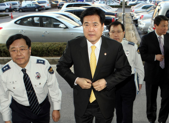 새 경찰청장으로 내정된 강희락 해양경찰청장(치안총감)이 16일 오후 서울 서대문구 미근동 경찰청에서 열린 인사위원회에 참석하려 청사 안으로 들어서고 있다.  박종식 기자 <A href="mailto:anaki@hani.co.kr">anaki@hani.co.kr</A>
