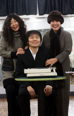 김금지(오른쪽)씨가 극단 연습실에서 폴 역을 맡은 아들 조성덕씨, 실비아 역의 이지현씨와 함께 초연 당시의 공연 장면을 재현하고 있다.