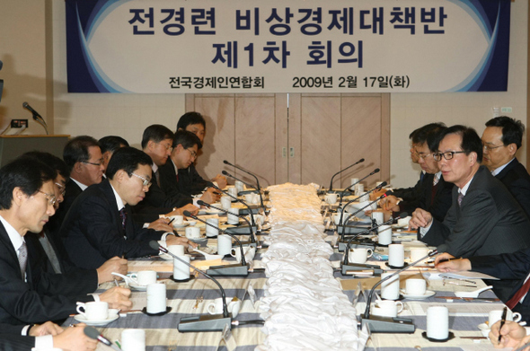 전경련 비상경제대책반 1차 회의가 17일 오전 서울 소공동 롯데호텔에서 열려 노대래 기획재정부 차관보(오른쪽 첫번째)가 인사말을 하고 있다.  박종식 기자 anaki@hani.co.kr