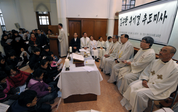 민주화운동기념사업회가 18일 저녁 서울 명동성당 뒤편의 수녀원 교육관에서 연 김수환 추기경 추도미사에 참석한 함세웅·문규현·김병상 신부와 박형규 목사 등이 추모객들과 함께 미사를 드리고 있다. 사진공동취재단