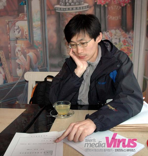 세화여중 김영승 교사가 ‘파면’이 통보된 인사발령통지서를 손가락으로 가르키고 있다.  ⓒ 인터넷뉴스 바이러스