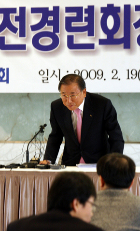 전국경제인연합회 32대 회장으로 재선임된 조석래 효성 회장이 19일 오후 서울 프라자호텔에서 열린 기자회견에서 인삿말을 하고 있다.  
 김경호 기자 jijae@hani.co.kr
