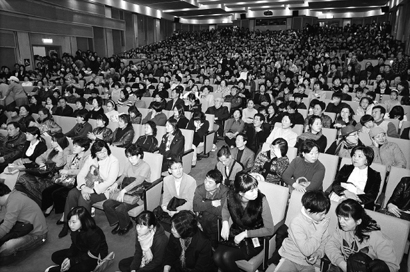 ‘농어업 회생을 위한 국회의원 모임’과 국회 사무처가 19일 저녁 서울 여의도 의원회관 대강당에서 상영한 독립영화 <워낭소리>를 관람하러 온 관객들이 상영장 통로와 무대 아래까지 꽉 차 만원을 이루고 있다. 연합뉴스