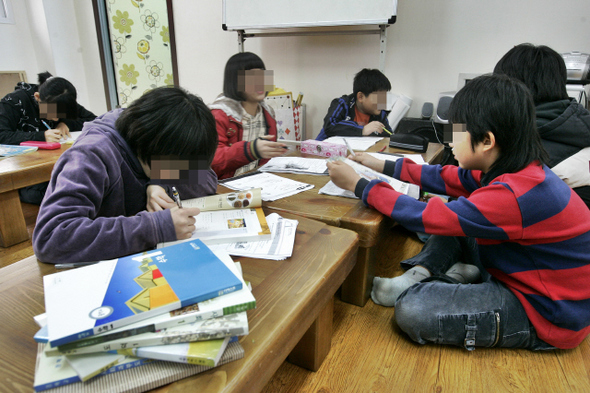 인천 남동구 ㅇ지역아동센터에서 23일 오후 학생들이 공부하고 있다. 지난해 국회에서 공부방 예산이 동결되면서 전국의 공부방이 운영난에 허덕이고 있다.   인천/김명진 기자 littleprince@hani.co.kr