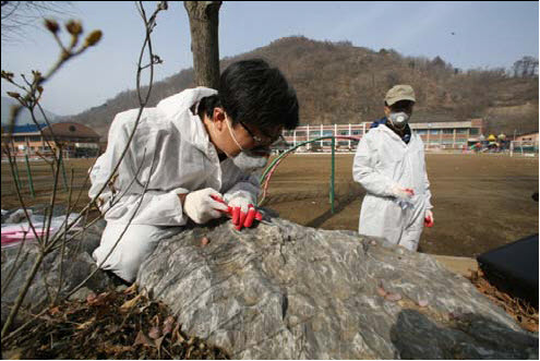 한국석면추방네트워크 조사단이 12일 충북 제천시 수산면 석면 광산 일대에서 석면 실태 조사를 하고 있다. 한국석면추방네트워크 제공.