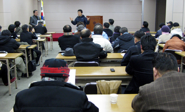‘나눔과 미래’가 지난 1월 서울시의회 별관에서 ‘전국 뉴타운 재개발 비상대책위원회 연합’ 회원들을 대상으로 뉴타운 재개발 바로알기 교육을 진행하고 있다.  나눔과 미래 제공