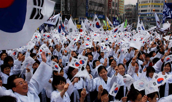 2002년 3월1일 낮 서울 탑골공원 앞에서 열린 ‘3·1절 만세 재현 행사’에서 시민과 학생 1000여 명이 태극기를 흔들며 ‘대한독립 만세’를 외치고 있다.  강창광 기자 chang@hani.co.kr