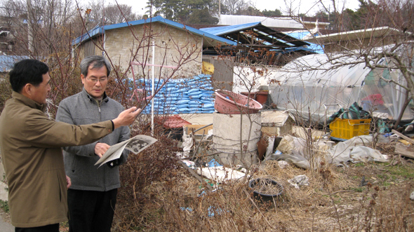 이호헌 전 민족문제연구소 경기남부지부장(오른쪽)과 봉담고 우왕기 교사(왼쪽)가 26일 독립운동가 조문기 선생의 생가 터인 경기 화성시 매송면 야목2리 모퉁이길 3번지 일대를 돌아보고 있다.