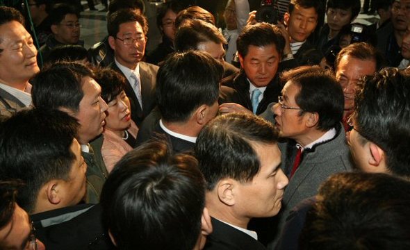 한나라당과 민주당 의원들이 1일 국회 본회의장 앞에서 점거농성에 대한 논쟁을 벌이다 몸싸움을 벌이고 있다. 연합뉴스