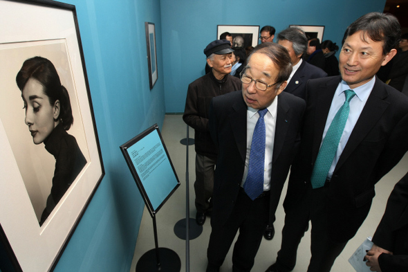 ‘인물사진의 거장, 카쉬’전이 시작된 3일 오후 서울 서초동 예술의 전당 한가람미술관에서 박용성 두산그룹 회장(오른쪽 두번째)과 고광헌 한겨레신문사 사장(맨 오른쪽) 등이 오드리 헵번의 사진을 감상하고 있다. 김종수 기자 <A href="mailto:jongsoo@hani.co.kr">jongsoo@hani.co.kr</A>