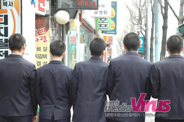 숙명여대 입구역 앞에서 만난 ㅇ고등학교 학생들  ⓒ 인터넷뉴스 바이러스