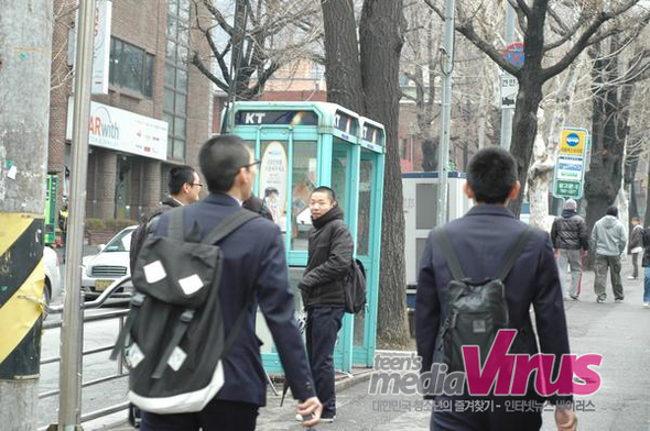 ㅇ중학교 방향으로 걸어가고 있는 학생들  ⓒ 인터넷뉴스 바이러스