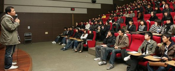 관객 200만 명을 돌파한 독립영화  제작자인 고영재 PD가 4일 오후 건국대학교에서 ‘독립영화와 함께 하는 세상 바라보기’ 특강을 하고 있다. 연합뉴스