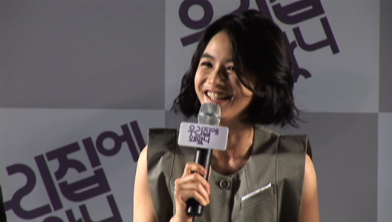 제작보고회 현장의 강혜정이 기자의 질문에 답하고 있다. 영상화면 캡처. TV씨네 이지미 피디