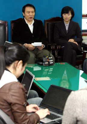 임태희 한나라당 정책위의장(왼쪽)이 8일 오전 서울 여의도 당사에서 열린 기자간담회에서 “올해 추가경정 예산이 20조~30조원을 넘을 수 있다”고 밝히고 있다. 오른쪽은 조윤선 대변인. 박종식 기자 anaki@hani.co.kr