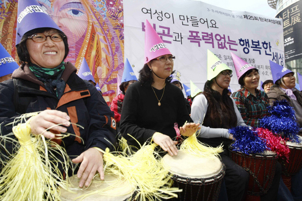 여성들 ‘101번째 생일’ 101번째 세계 여성의 날을 맞은 8일 오후 한국여성단체연합 등 177개 여성·시민·노동단체들이 서울 청계광장에서 함께 연 한국여성대회에서 ‘여성 노동자와 함께하는 드럼서클’ 회원들이 축하공연을 하고 있다. 김명진 기자 <A href="mailto:littleprince@hani.co.kr">littleprince@hani.co.kr</A>